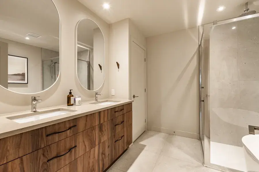 Salle de bain spacieuse